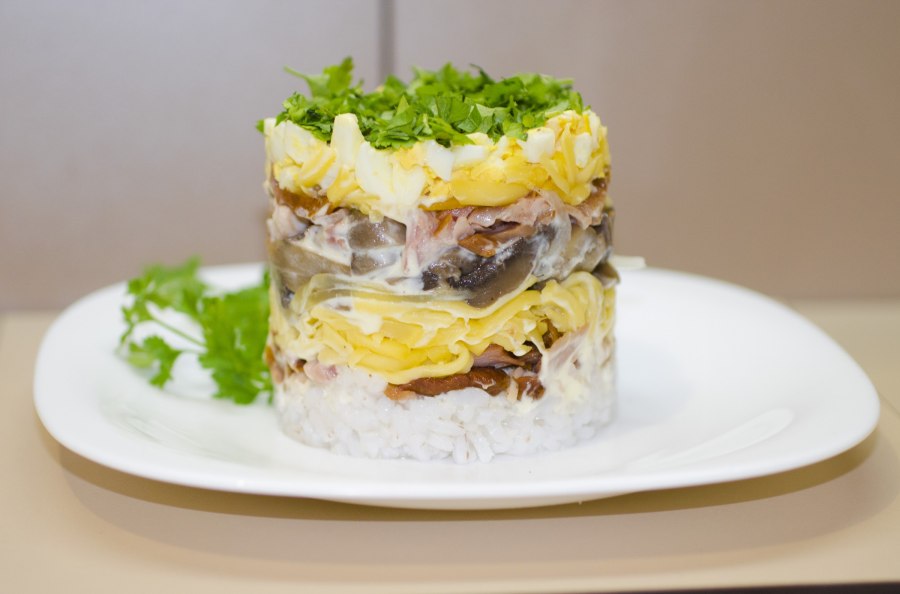 Салат с яичными блинами и курицей