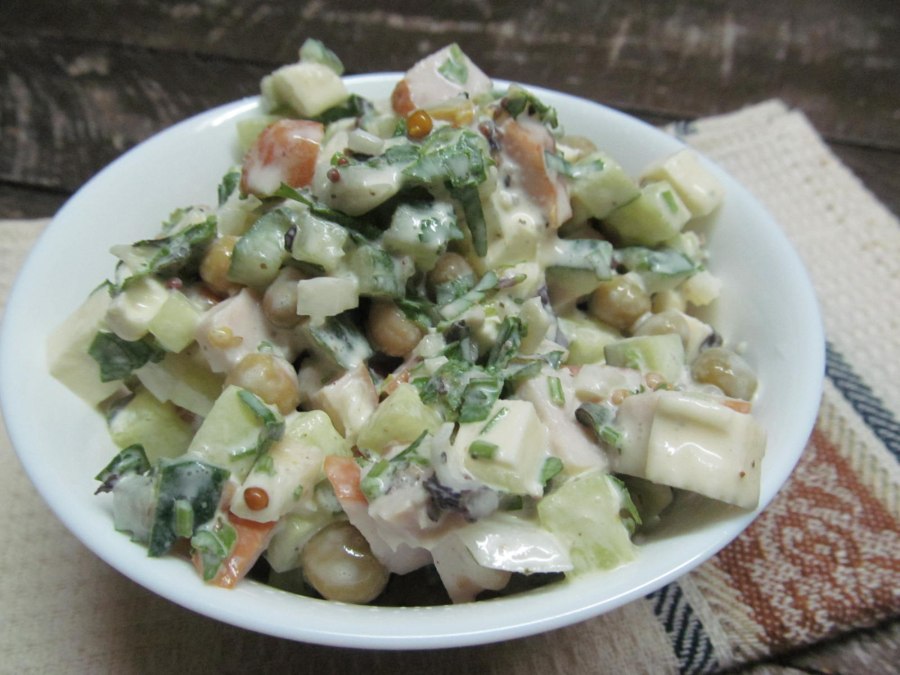 Салат с пекинской капустой и ананасами и курицей