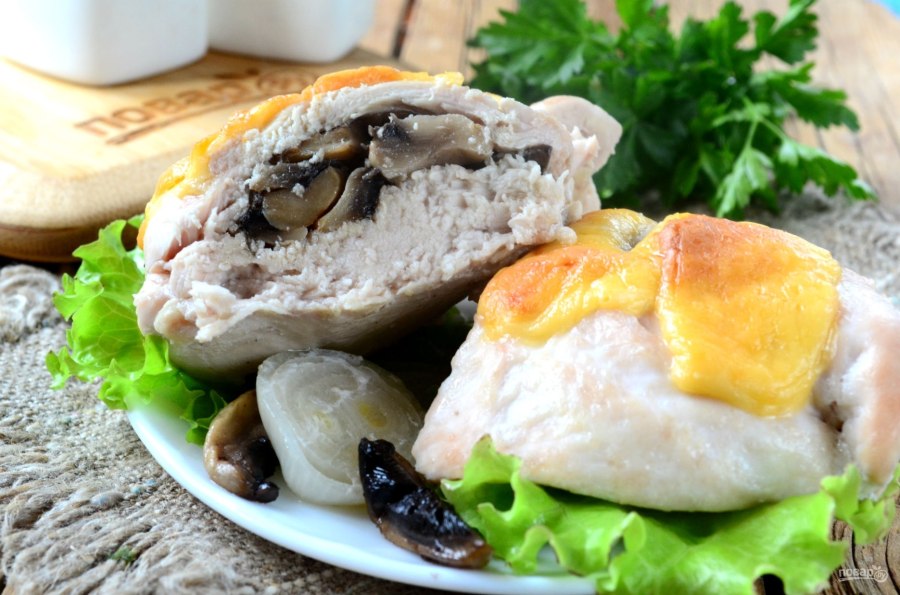 Куриная грудка с грибами и сыром