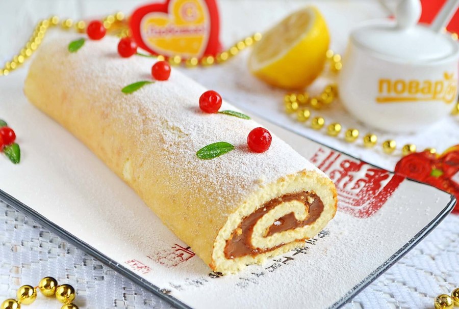 Рулет с лимонным кремом и мармеладом