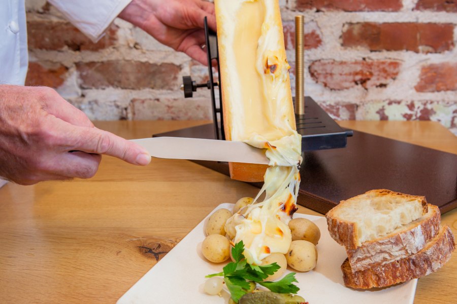 Швейцарский сыр Raclette
