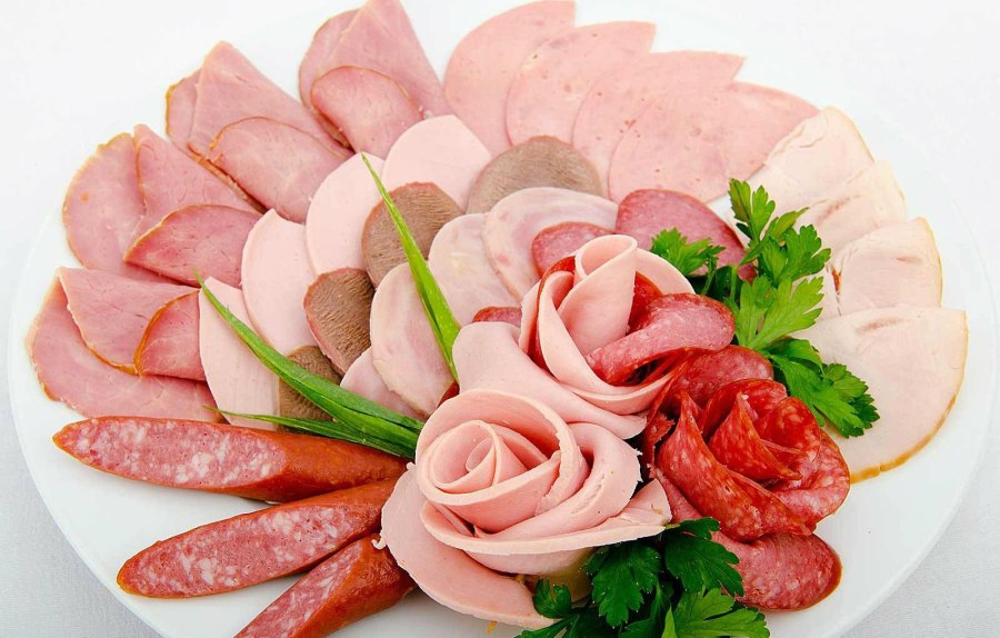 Розочки из колбасы и сыра