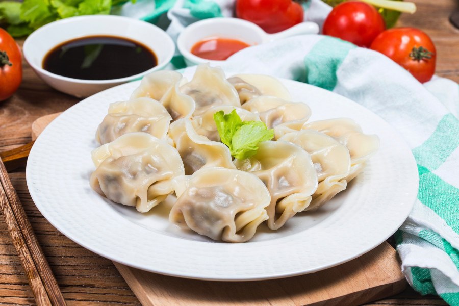 Китайские жареные пельмени с капустой