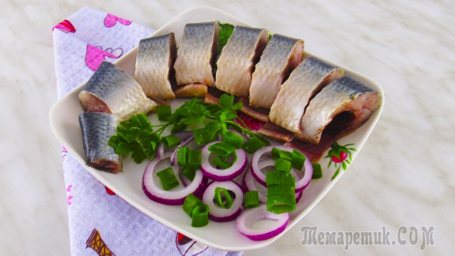 Селедка соленая в ведре