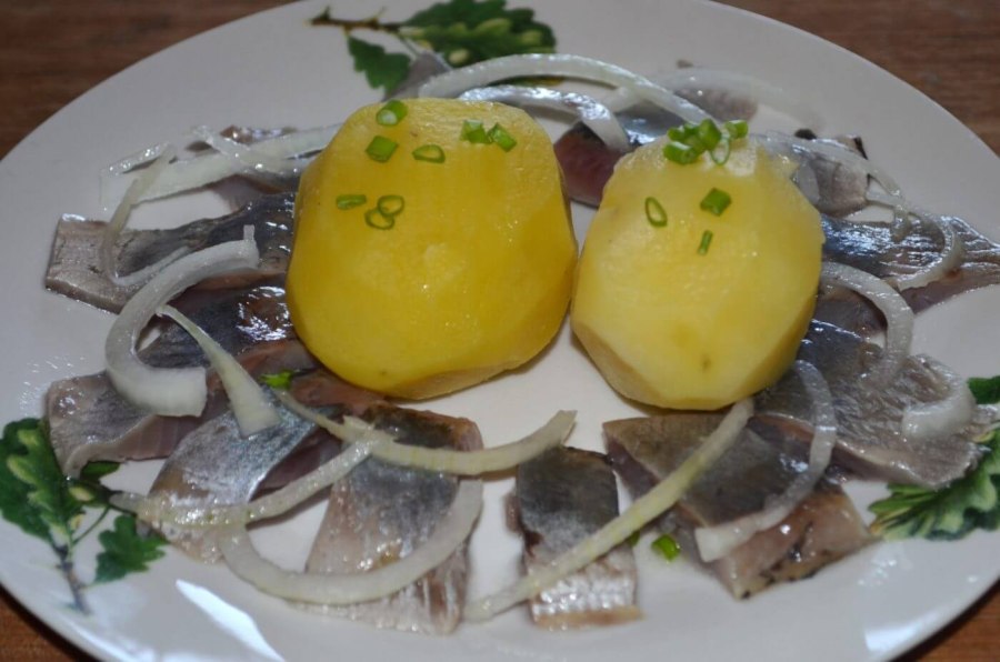 Селедка с солью и сахаром