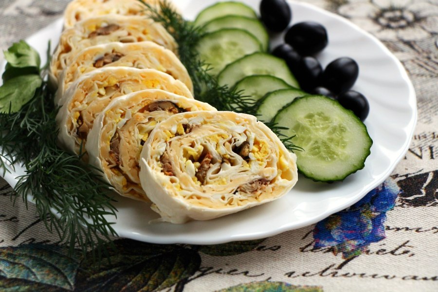 Сырный рулет с крабовыми палочками