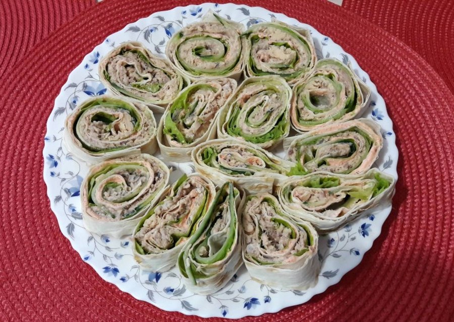 Яичный рулет с красной рыбой