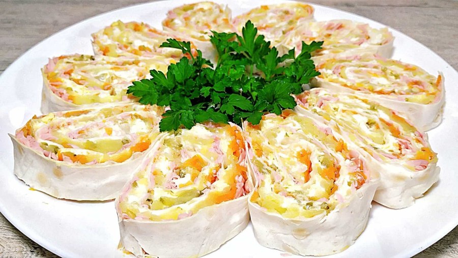 Рулет из лаваша с сардиной и яйцом