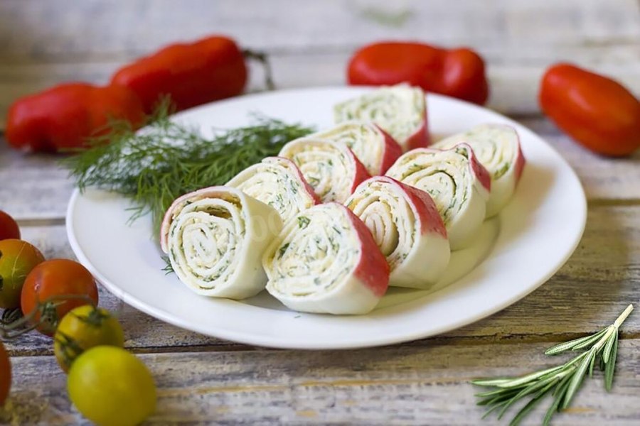 Рулетики из лаваша со шпротами