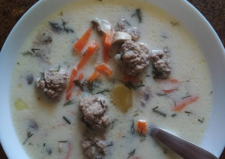 Суп с фрикадельками и шампиньонами