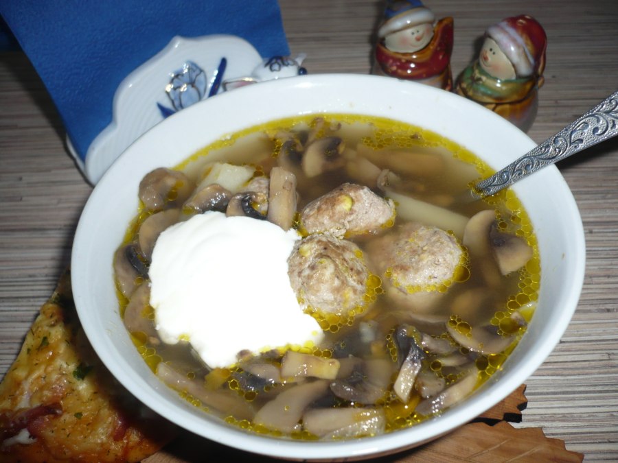 Рисовый суп с фрикадельками и шампиньонами