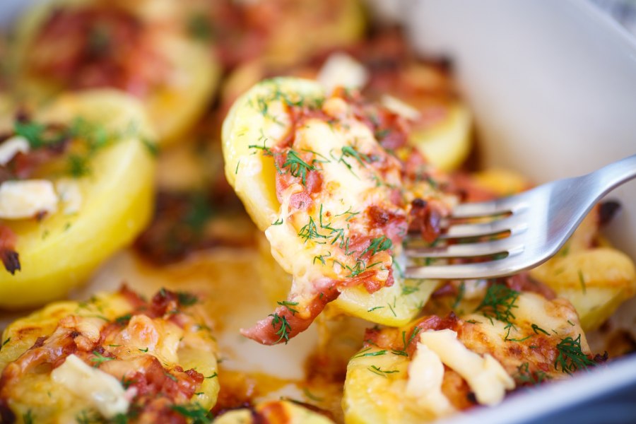 Картофель с беконом и сыром в духовке