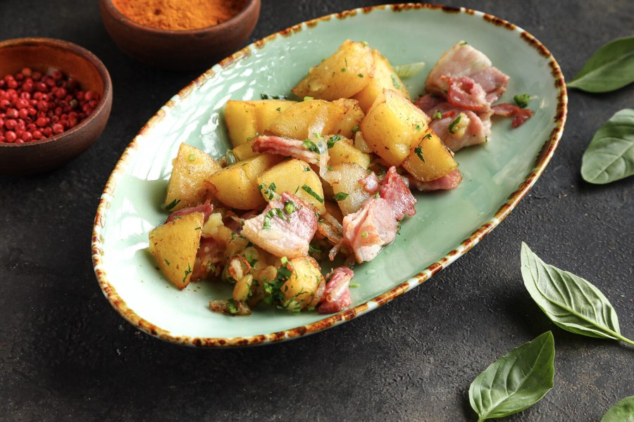 Жареная картошка с адыгейским сыром