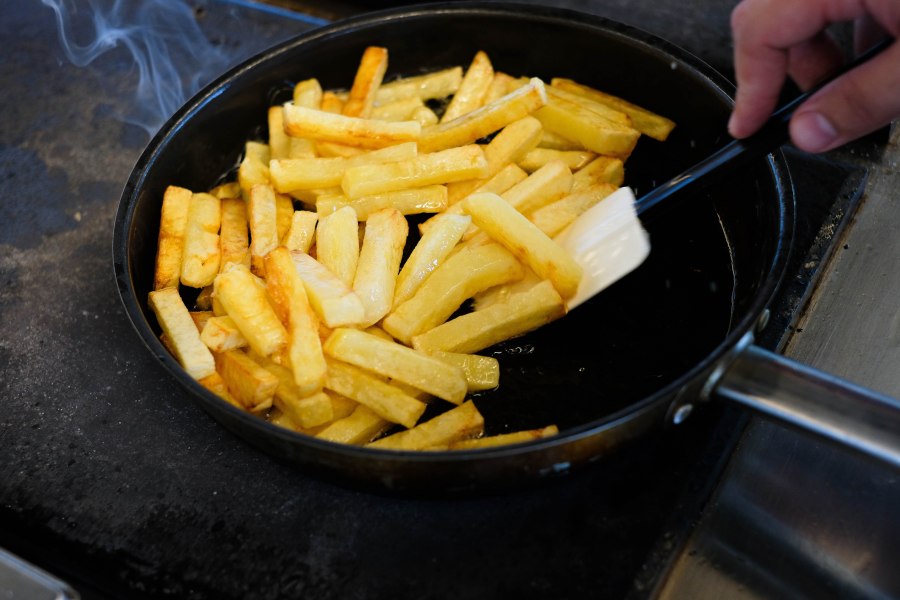 Жареная картошка с луком перцем и яйцом