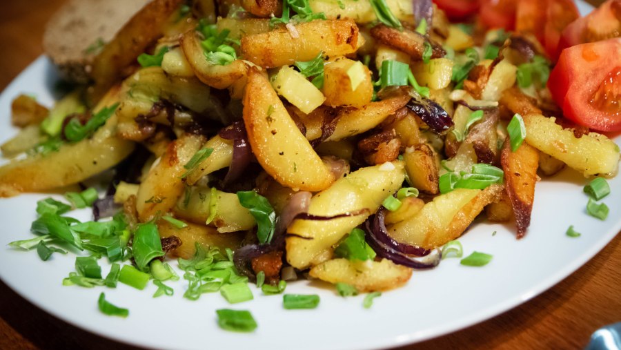 Яйца с картофелем и ветчиной