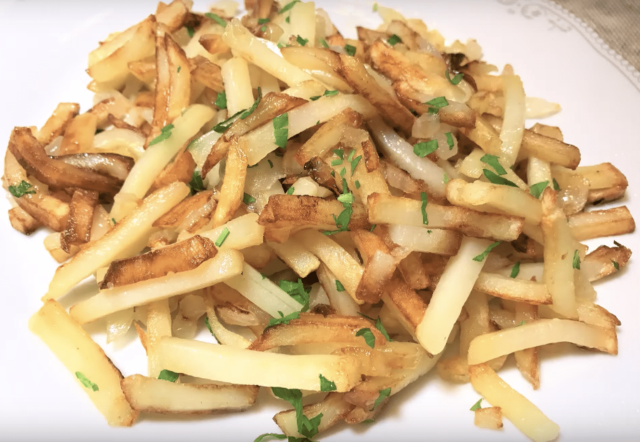 Картошка с колбасой на сковороде