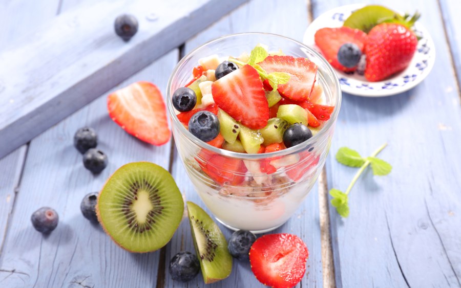 Питьевой йогурт питьевой йогурт с клубникой синей крышкой