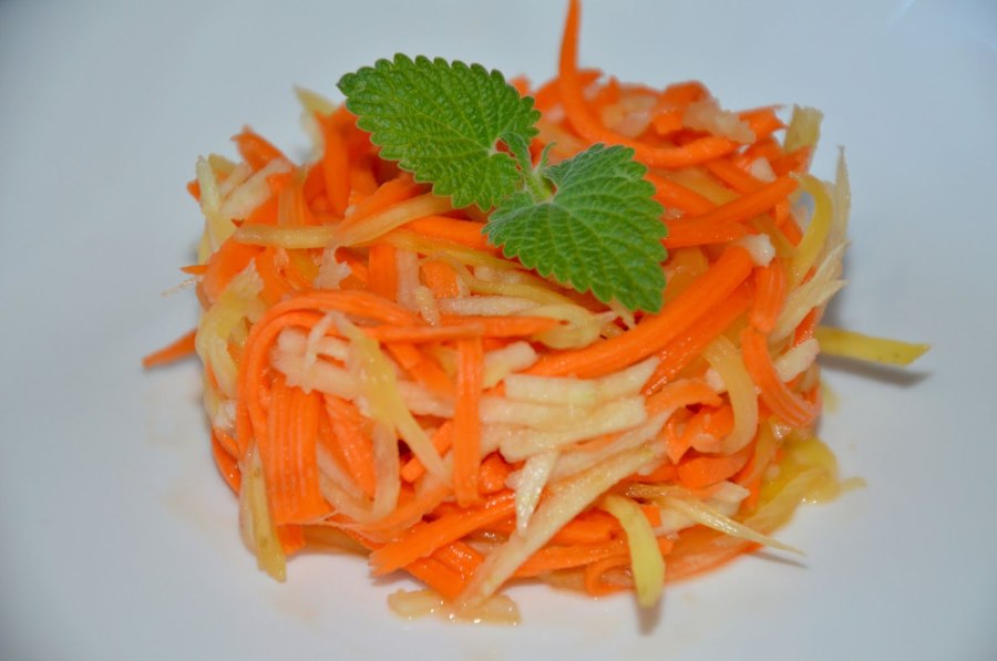 Салат из белокочанной капусты с морковью и яблоками