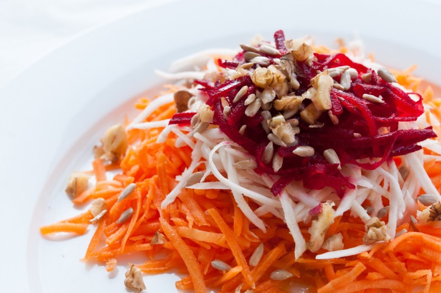 Салат морковный с семечками