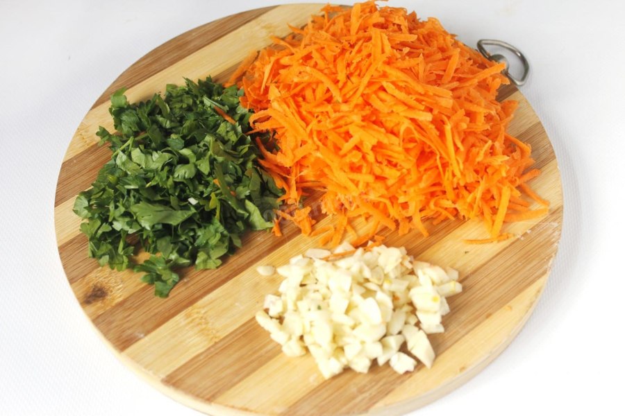 Салат с морковью и горошком