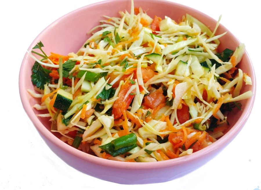 Салат витаминный с капустой морковью и огурцом