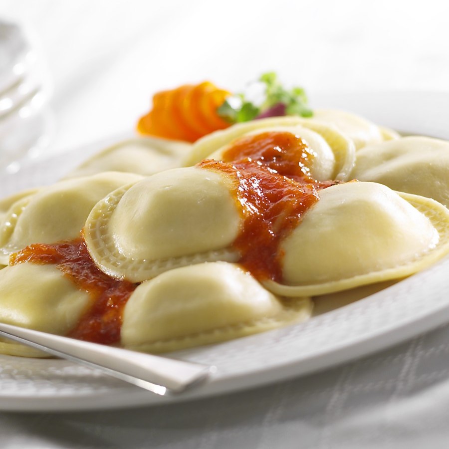 Пельмени с кетчупом вид сверху