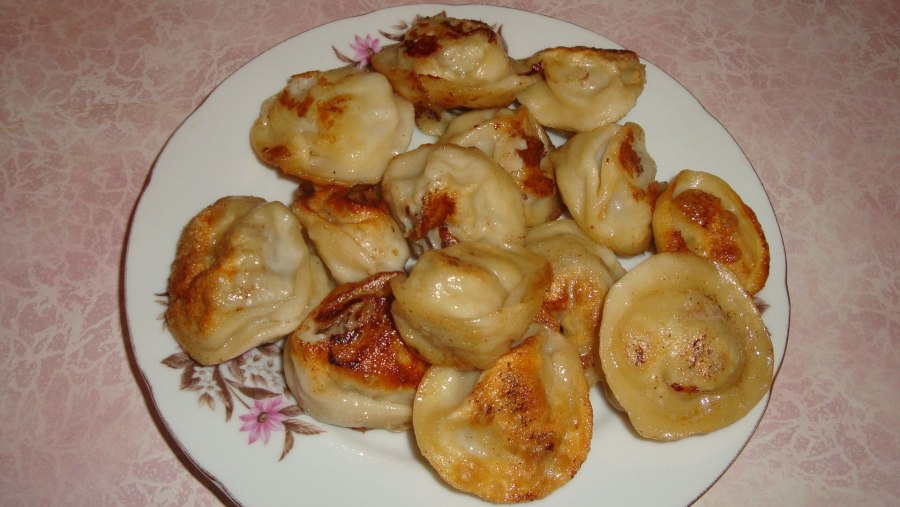 Жареные пельмени на сковороде