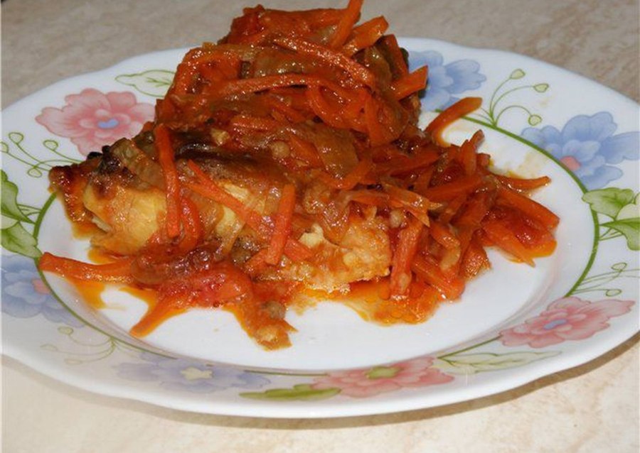 Рыба тушенная в томате с овощами