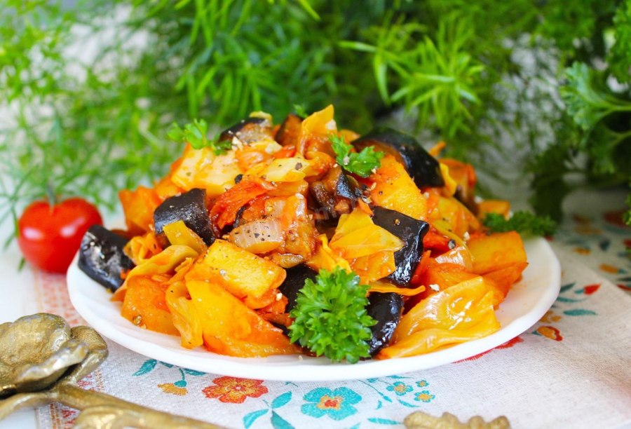 Свинина с морковью перцем болгарским и луком