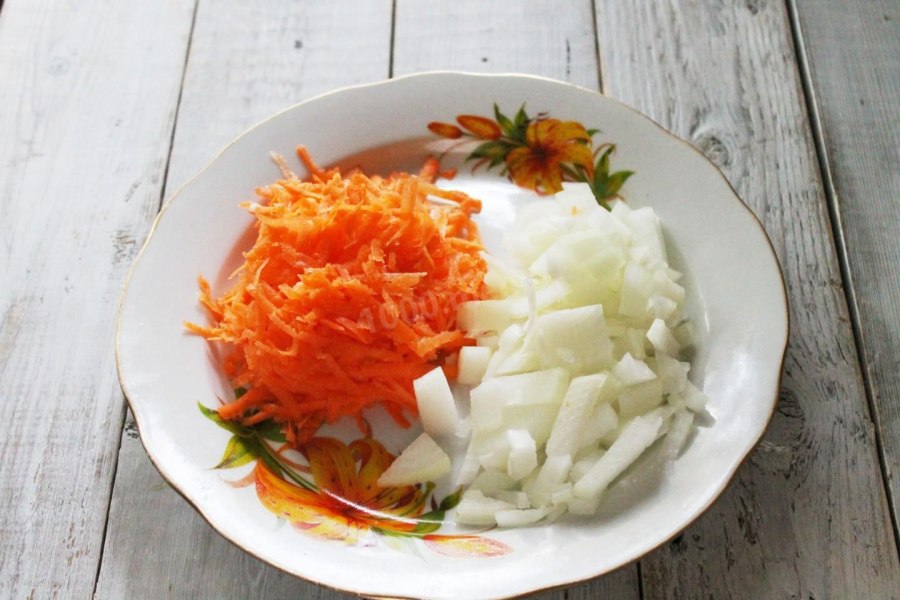 Рыба тушеная с морковью и луком