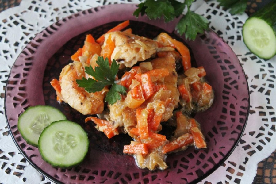 Тушёная курица в кастрюле
