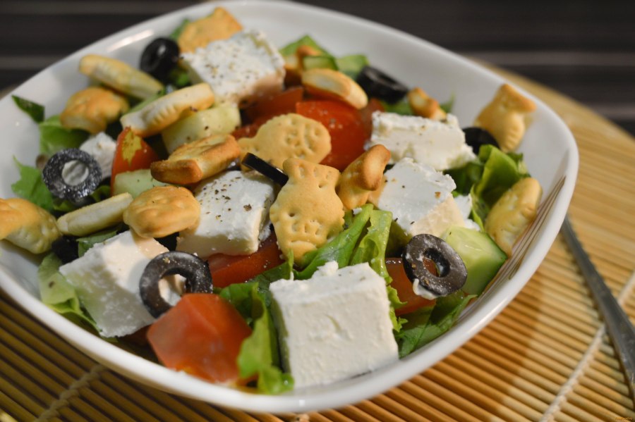 Салат огурцы помидоры сыр фетакса