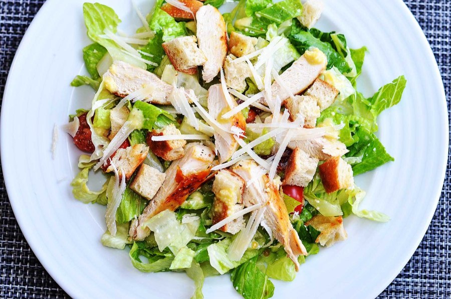 Салат Цезарь с сыром фетакса