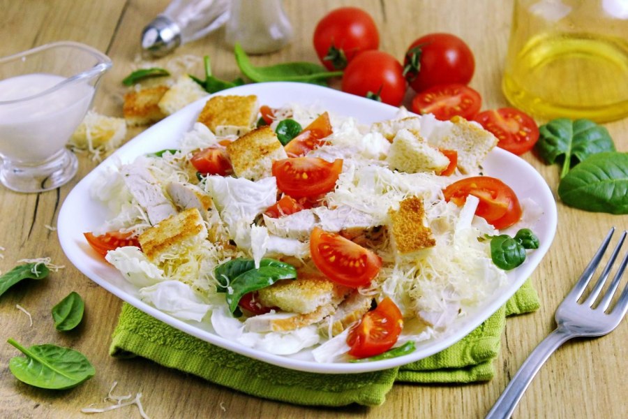 Салат Цезарь в столовой