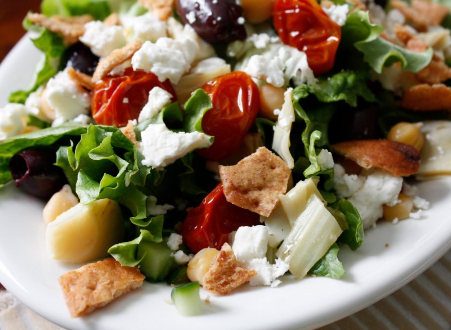 Салат Цезарь с фетаксой