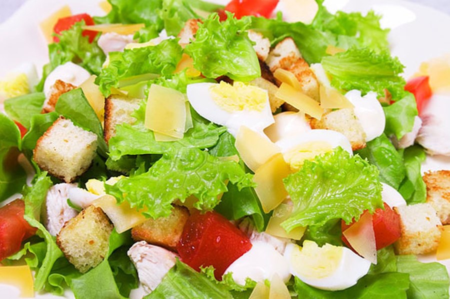 Украшение салата Цезарь