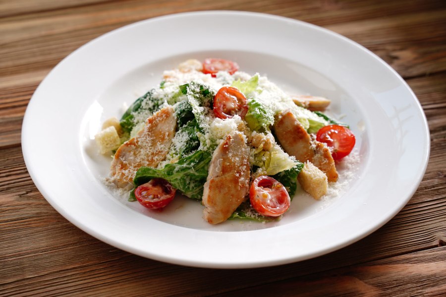 Салат Цезарь с курицей классический