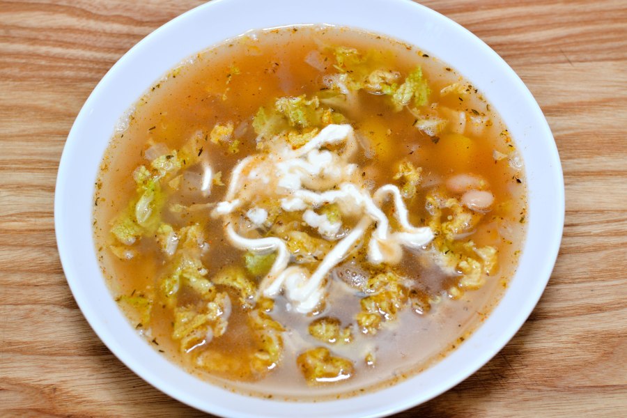 Куриный суп с яйцом пашот