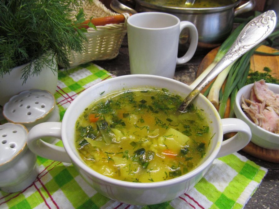 Зелёный борщ с ревенем и яйцом