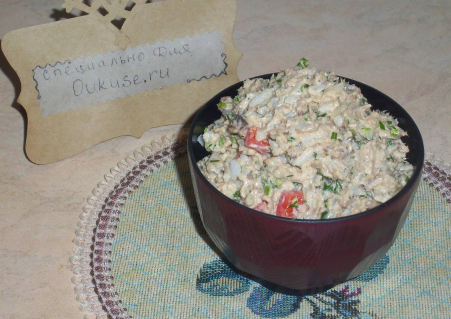 Салат с куриным филе и сухариками