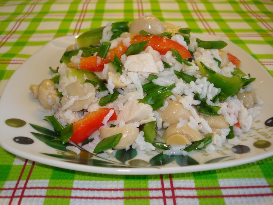 Салат с рисом и курицей