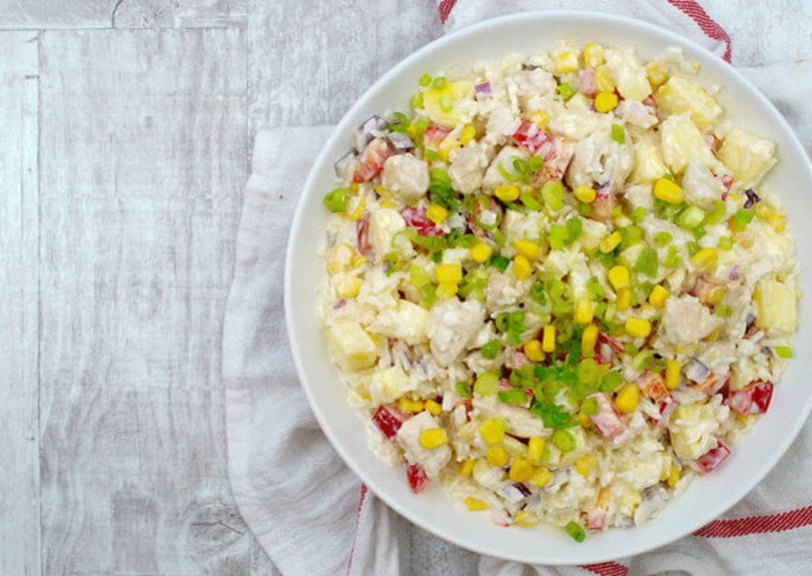 Рис с курицей и кукурузой в ананасе