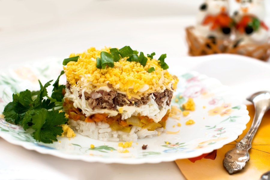 Салат с курицей и рисовой лапши