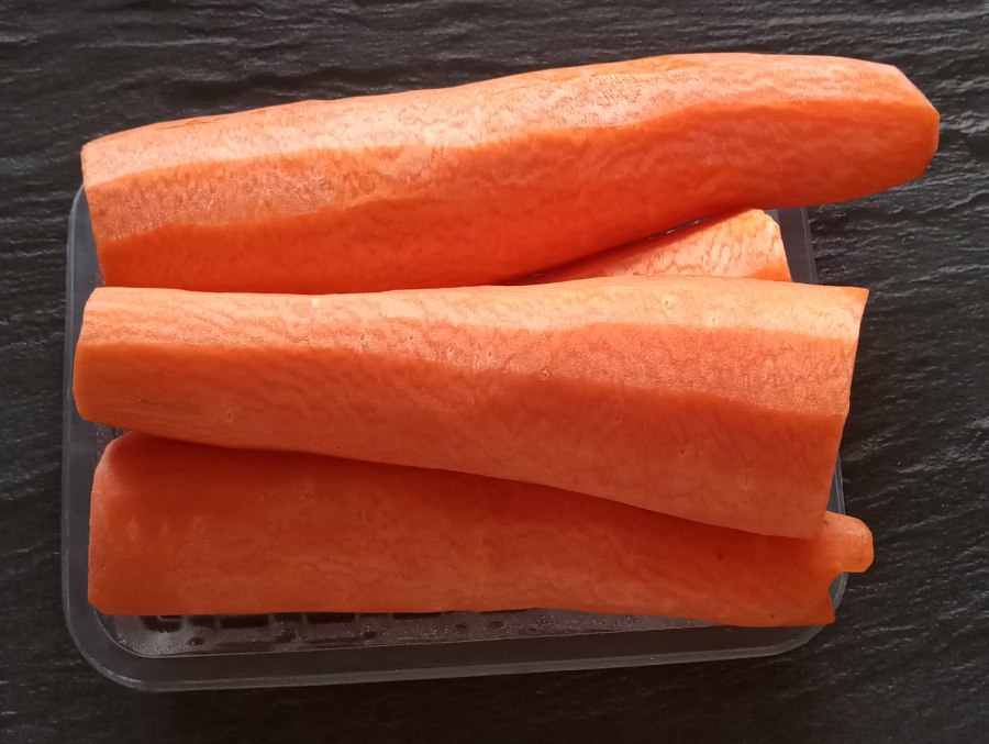 Сыпет сахар в морковь