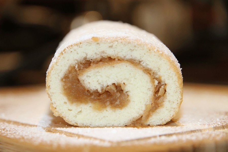 Шарлотка в виде рулета