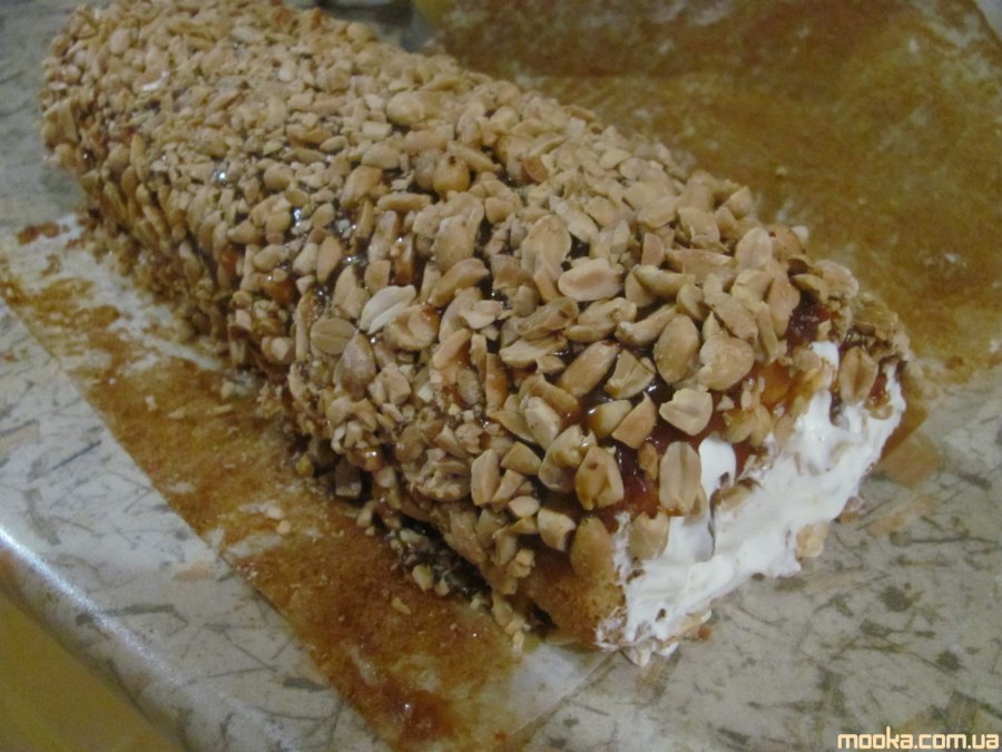 Бисквитный рулет с орехами