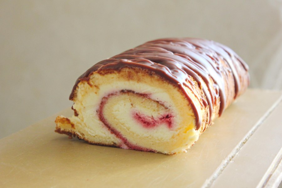 Рулет с кишмишом