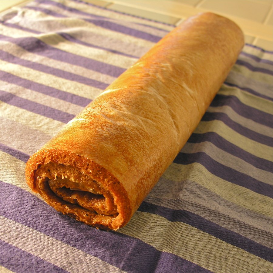 Рулет из медового бисквита