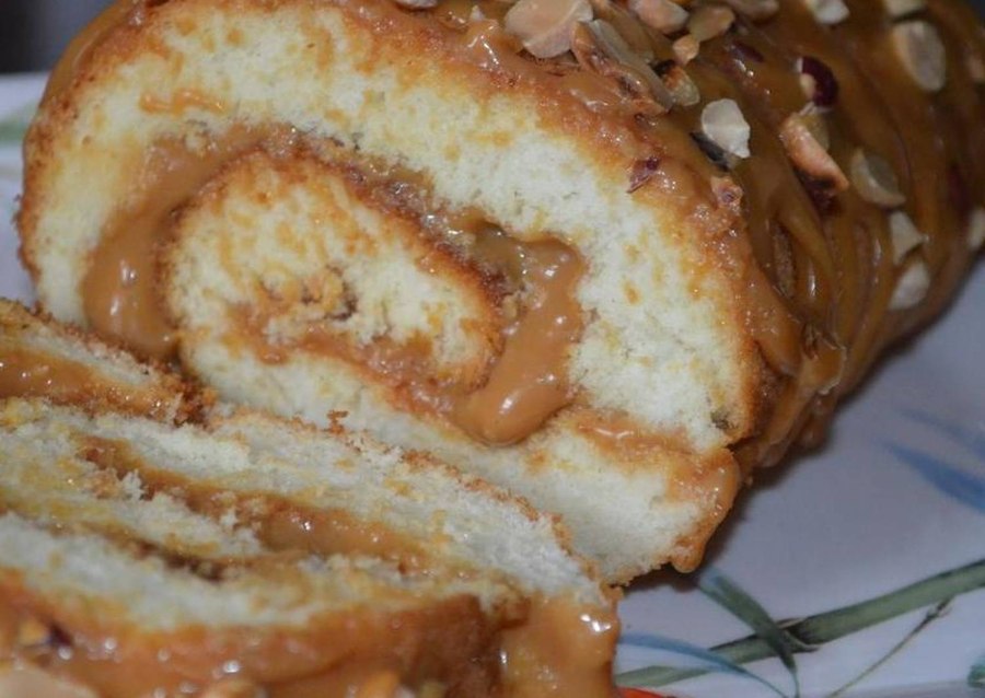 Рулет со сгущенкой и орехами