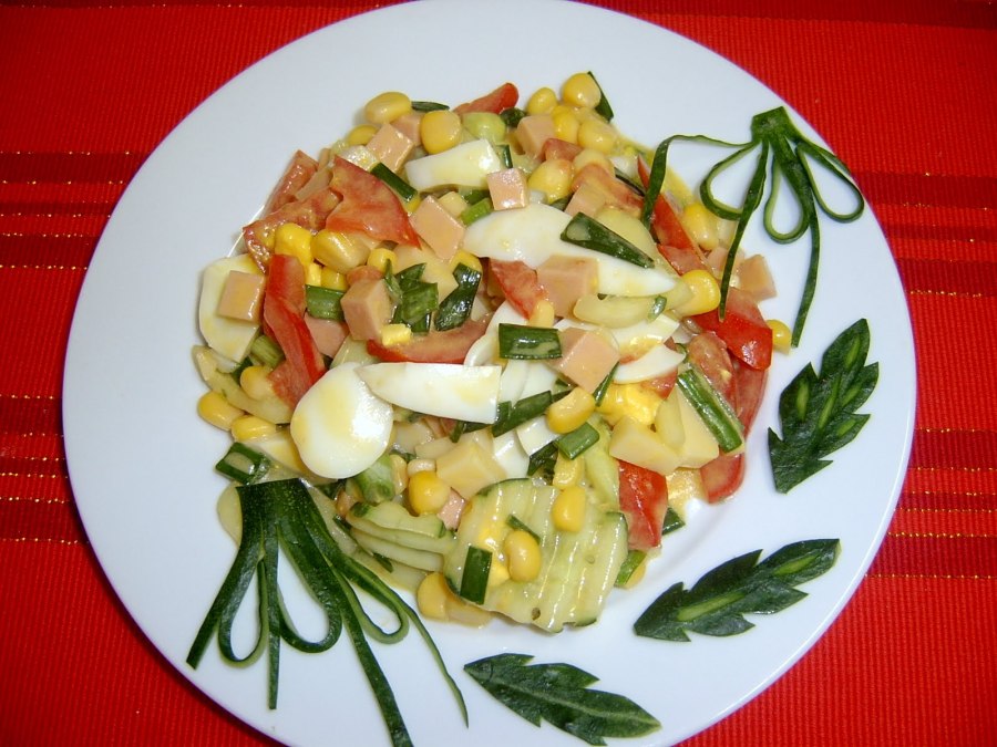 Салат с сосисками и кукурузой